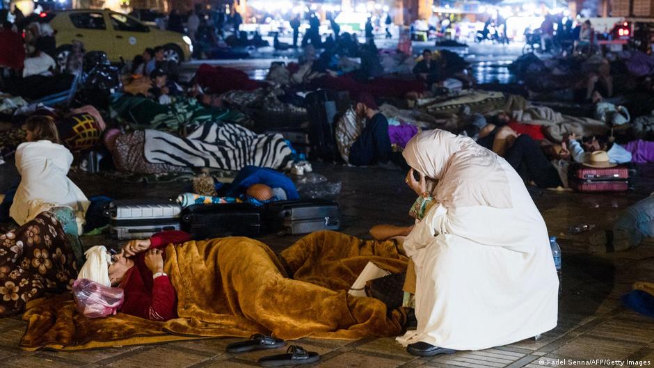 Erdbebenopfer campieren auf einem Platz in Marrakesch