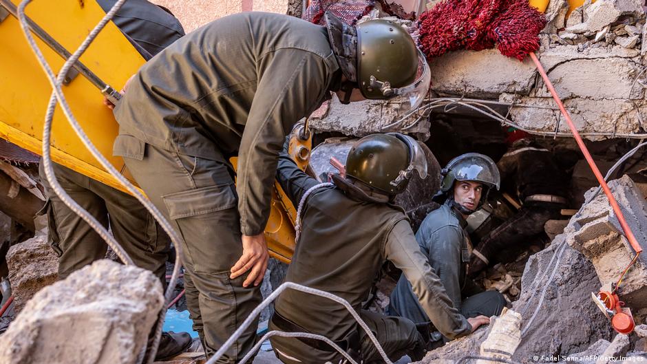 Marokko: Rettungskräfte suchen in Moulay Brahim in der Provinz Al Haouz unter Trümmern nach Überlebenden