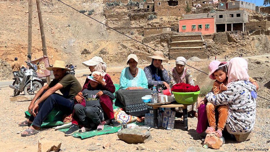 Die durch das Beben in Marokko obdachlos gewordene Familie von Nezha ait Hmad Oubrahim im Dorf Tizui (10.09.2023)