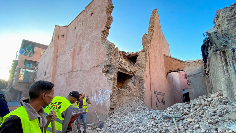 Marokko: Mit Schaufeln durchsuchen Helfer Schuttberge in historischen Zentrum von Marrakesch