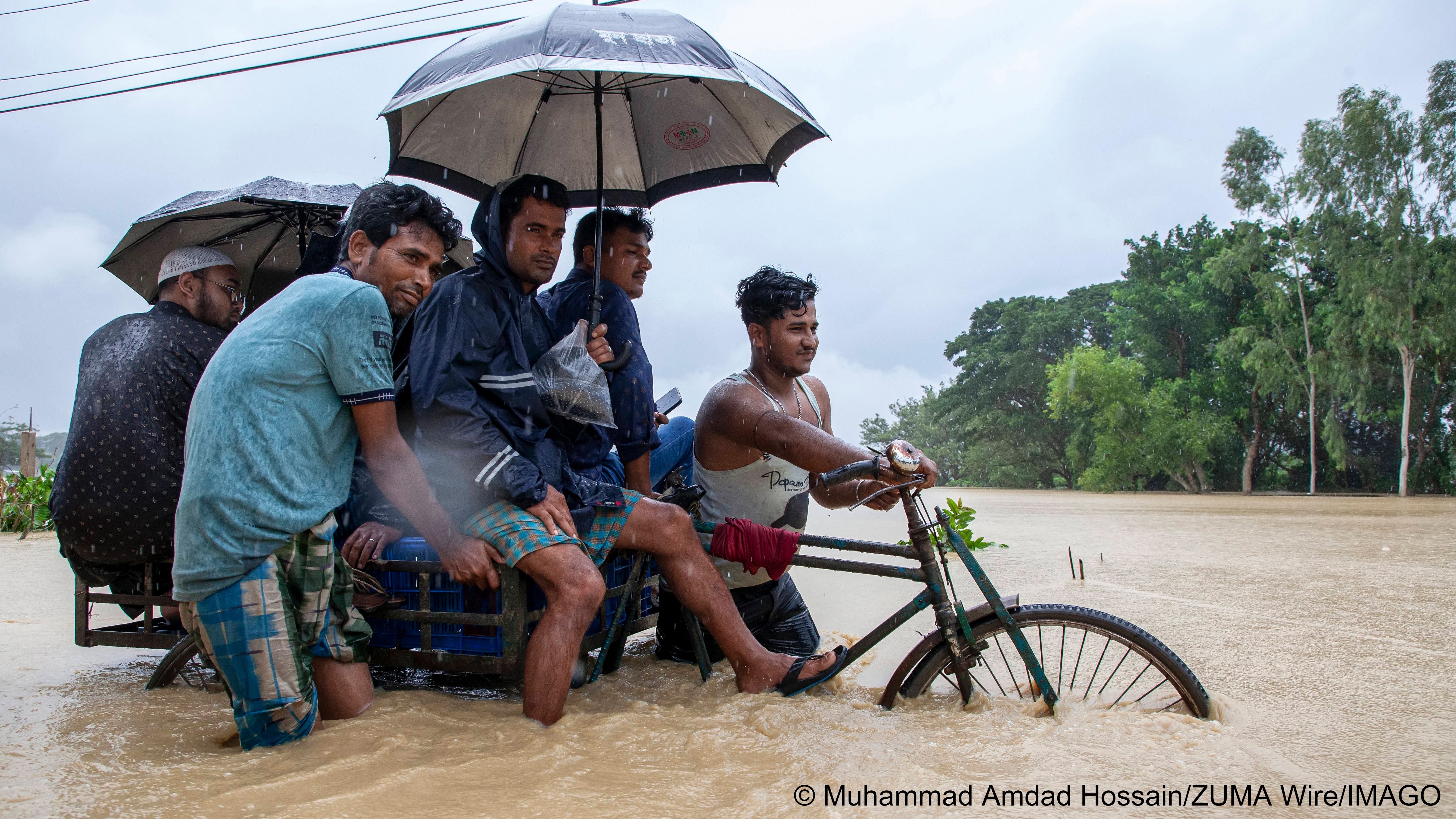 Chittagong in Bangladesch ist eine der zehn am schnellsten sinkenden Küstenstädte der Welt. Viele Menschen sind in diese Stadt gezogen, weil sie vor Klimakatastrophen in anderen Gegenden des Landes geflohen sind. Da Chittagong mehrere Stunden am Tag unter Wasser steht, ist es wahrscheinlich, dass sie bald wieder wegmüssen.