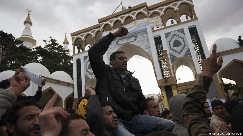 احتجاجات على نظام القذافي عام 2011 بمدينة درنة في شرق ليبيا. Libyans shout anti-Gaddafi slogans during a demonstration in the eastern Libyan town of Derna, in 2011 (image: GIANLUIGI GUERCIA/AFP)