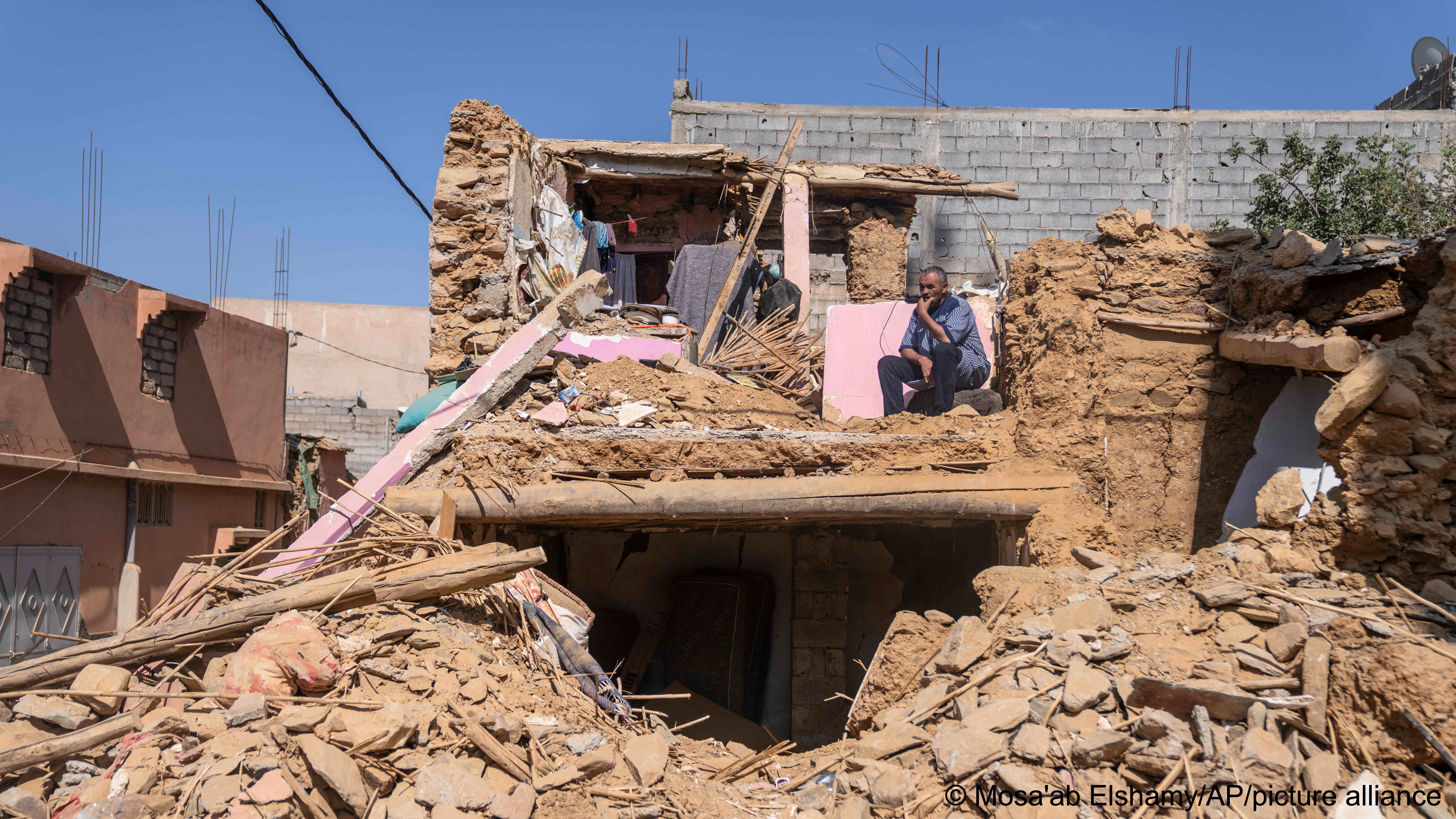 Ein Mann, der Frau und Tochter im Erdbeben verloren hat in den Überresten seines zerstörten Hauses, Marokko, 14. September 2023 (Foto: AP)