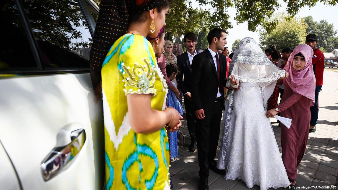 تقول الناشطة النسوية فيروزا ميرزوييفا إن السلطات الطاجيكية تغض الطرف عن تعدد الزوجات. Tajik authorities turn a blind eye to polygamy, feminist activist Firuza Mirzoyeva says (image: Yegor Aleyev/ITAR-TASS/IMAGO)