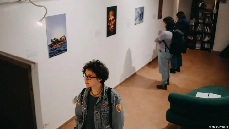 Besucher in der Berliner MENA-Galerie; Foto: MENA project