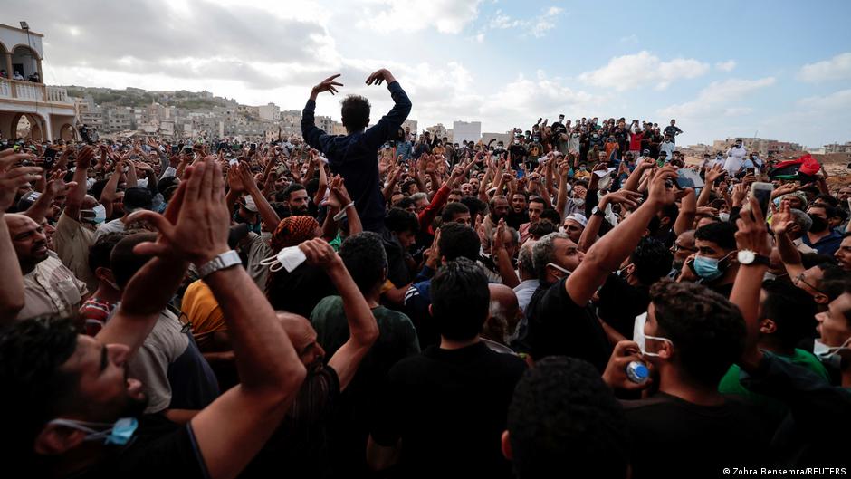 احتجاجات في ليبيا بعد كارثة الفيضانات في درنة. Since the floods, there have been angry protests in Derna about local authorities' inaction (image: Zohra Bensemra/REUTERS)