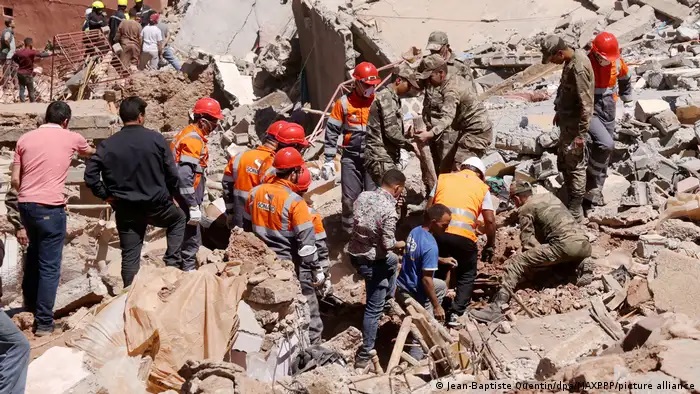 شارك الجيش المغربي بشكل رئيسي في عمليات البحث والإنقاذ عقب كارثة الزلزال. Erdbeben in Marokko 2023.jpg