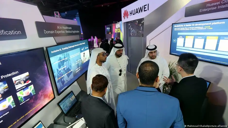 السعودية والإمارات تحدثتا عن رغبتهما في أن تصبحا رائدتين في مجال تقنيات الذكاء الاصطناعي Arabische Emirate Dubai KI im Nahen Osten Picture Alliance