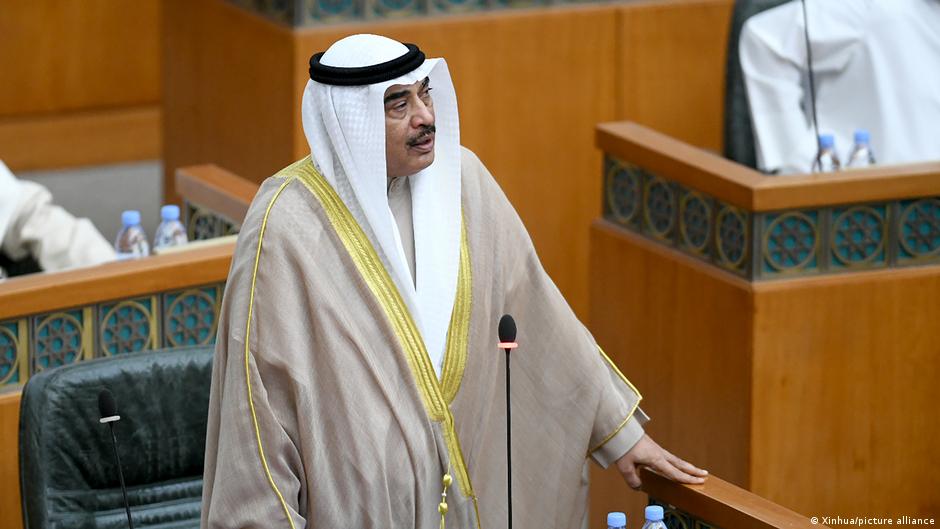 Kuwaits Premierminister Sheikh Sabah Khaled Al-Hamad Al-Sabah spricht seinen Amtseid bei einer Sitzung des Parlaments in Kuwait City, Kuwait, 30. März 2021 (Foto: Xinhua/picture-alliance)