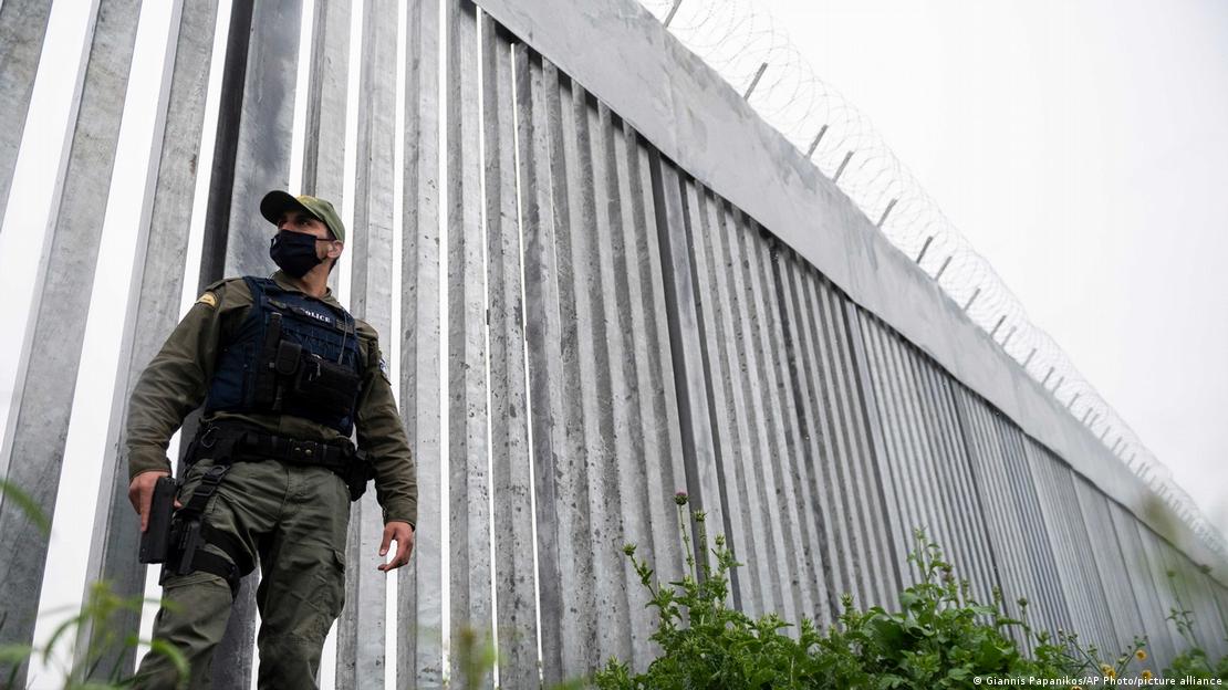  Ein griechischer Grenzschützer patroulliert an einer Grenzmauer am Fluss Evros; Foto: Giannis Papanikos/AP Photo/picture alliance 