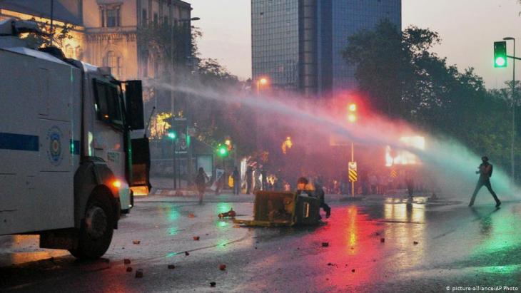 Police use water cannons to disperse Gezi Park protesters in 2013 (image: picture-alliance/AP Photo)