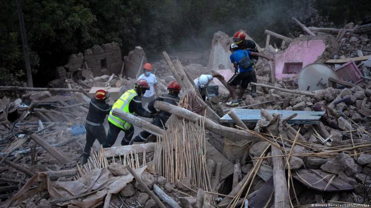 Citizens and rescue workers in hard hats move rubble in the search for survivors of the earthquake that struck Morocco on 8 September 2023 (image: Xiema Borrazas/SOPA/ZUMA/dpa)