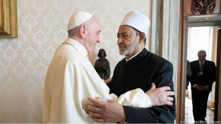 Papst Franziskus und Großimam Ahmed El Tayeb von der Al Azhar in Kairo; Foto: Vatican News Media/PA/Imago Images