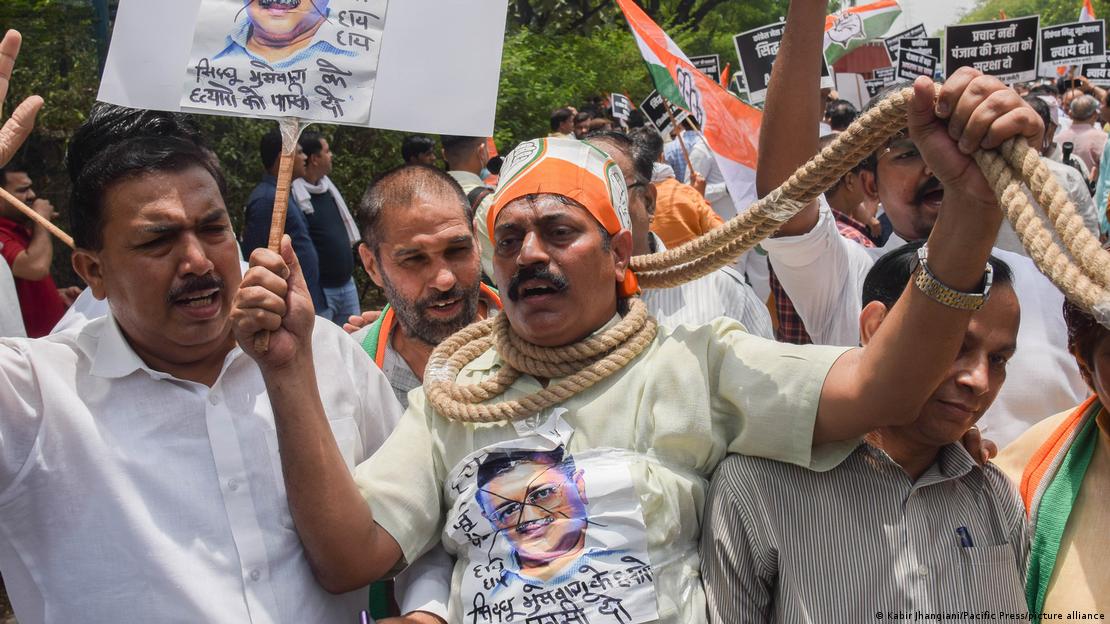 In Dehli protestieren Menschen gegen den Mord an dem Sikh Sidhu Moosewala; Foto:  Kabir Jhangiani/Pacific Press/picture alliance 