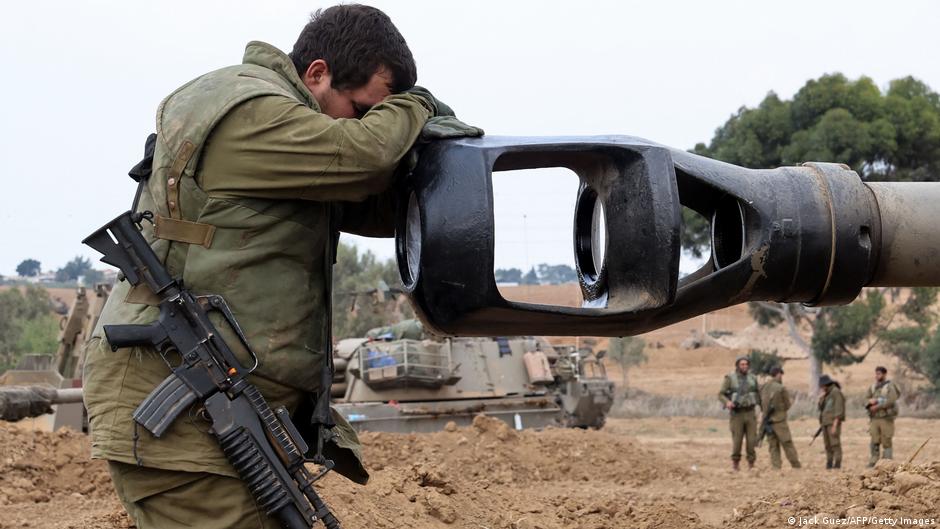 Israeli troops on the border of Gaza