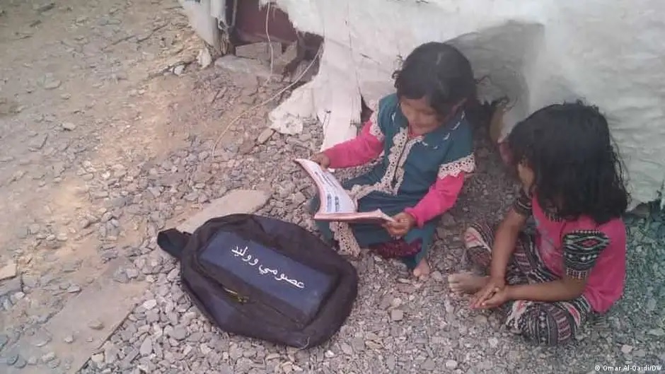  عدم توفر مدارس في الكثير من مخيمات النازحين أو بالقرب منها في اليمن حرم أطفالهم من التعليم 