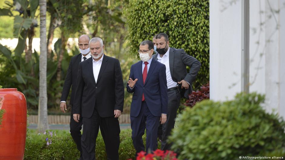 Ismail Haniyeh, Chef des politischen Arms der Hamas (li) trifft den marokkanischen Premierminister Saadeddine Othmani (re) in Rabat, Marokko (Foto: AA/stringer/picture-alliance)