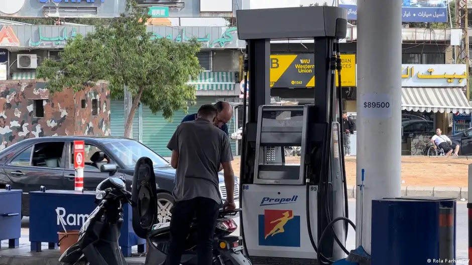 لبنانيون يتزودون بكميات إضافية من الوقود تحسبا لأي طارئ Treibstoff für Notfall im Libanon Foto Rola Farhat/DW