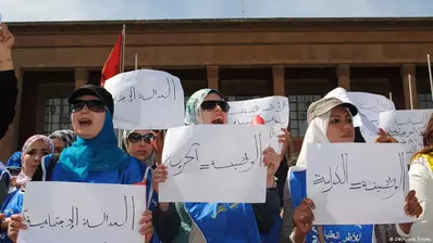  نساء يطالبن بالمساواة.   Frauen fordern Gleichberechtigung. DW/Ayoub Errimi