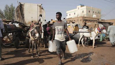 Menschen versammeln sich am 28. Mai 2023 in Khartum, Sudan, um Wasser zu sammeln.