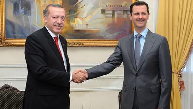 Der syrische Präsident Baschar al-Assad (R) empfängt den damaligen türkischen Premierminister Recep Tayyip Erdogan (L) zu einem Treffen in Aleppo, Nordsyrien, am 06. Februar 2011.