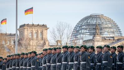 Bundeswehrtruppenaufstellung vor dem Deutschen Bundestag