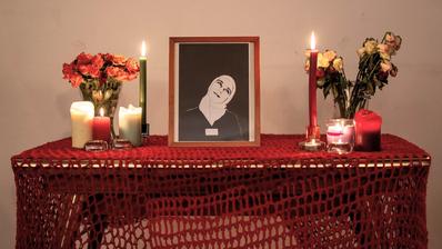 Ein Tisch mit einem Foto und Kerzen. 