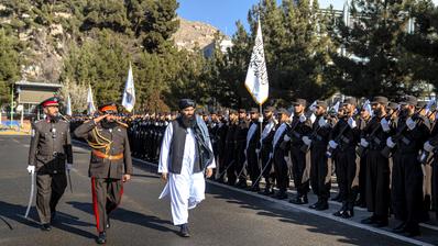 Afghanistans Innenminister Sirajuddin Haqqani inspiziert neue Polizeirekruten während einer Abschlussfeier an der Polizeiakademie in Kabul, Afghanistan, am 24. Dezember 2025. 