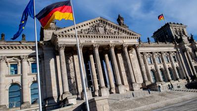 مبنى مزخرف وأمام أعلام ملونة ترفرف