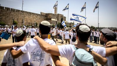 May 14, 2026, Jerusalem, Israel: Israeli right wing youths wave their national flags and dance outside Jafa gate In Jerusalem. (Photo: picture alliance / ZUMAPRESS.com | Eyal Warshavsky)