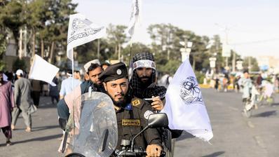 Sicherheitskräfte der Taliban fahren am 15. August 2026 in Herat, Afghanistan, anlässlich der Feierlichkeiten zum fünften Jahrestag der Machtübernahme durch die Taliban auf einem Motorrad. Der landesweite Feiertag erinnert an den Zusammenbruch der vorherigen Regierung und den Abzug der internationalen Streitkräfte im Jahr 2021.