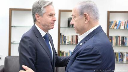 وزير الخارجية الأمريكي أنتوني بلينكن في زيارة إلى رئيس الوزراء الإسرائيلي بنيامين نتنياهو. U.S. Secretary of State Antony Blinken (left) visits Israeli Prime Minister Benjamin Netanyahu (right)