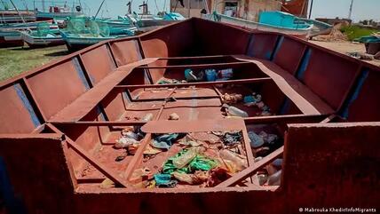 شكل قارب مهاجرين سريين من الداخل Innenraum eines Bootes für irreguläre Migranten Foto Mabrouka Khedir/InfoMigrants 