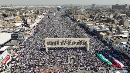Hundreds of thousands of Iraqis demonstrate in Baghdad in what was probably one of the largest pro-Palestinian rallies