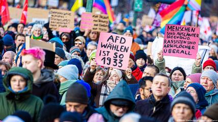 صورة من: Moritz Frankenberg/dpa/picture alliance - احتجاجات في ألمانيا ضد حزب البديل الشعبوي واليمين المتطرف.  Auch in Hannover beteiligten sich rund 35.000 Menschen an den Protesten.