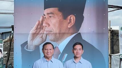 Indonesiens bisheriger Präsident Joko Widodo im Hintegrund