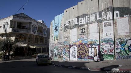 Fenster mit Aussicht - das Hotel steht direkt neben dem israelischen "Sperrwall".