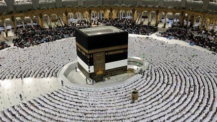 Menschen beten in der Großen Moschee und verneigen sich in Richtung Kaaba Menschen beten in der Großen Moschee und verneigen sich in Richtung Kaaba