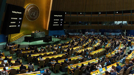 Blick auf die UN-Generalversammlung und einen Bildschirm mit den Ergebnissen der Abstimmung