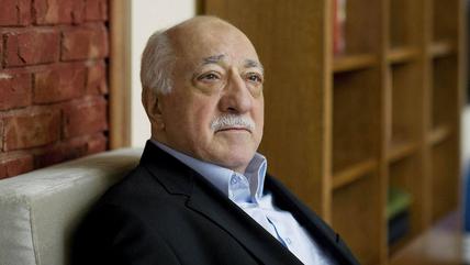 Ein Bild von Fethullah Gülen im Seitenprofil. Im Hintergrund ist ein Bücherregal zu sehen.