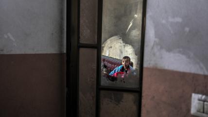 A child in Khan Younis, Gaza in his home after it was hit by an Israeli attack, November 2024. Photo: Picture Alliance/Anadolu | A. R. Khatib A little child, photographed in a dirty mirror