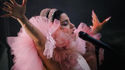 Emel Mathlouthi performing in a pink dress