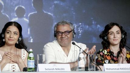 Regisseur Rasoulof mit den Schauspielerinnen Setareh Maleki und Mahsa Rostami in Cannes. Foto: Picture Alliance / Kyodo. Regisseur und zwei Schauspierinnen bei einer Pressekonferenz in Cannes, 2024.