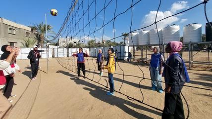 Eine Gruppe Frauen spielt Volleyball.