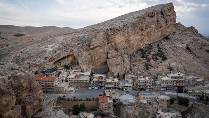 Maalula liegt eine Autostunde nordöstlich von Damaskus. (Foto: Philipp Breu) Blick auf eine Stadt die von Felsen umgeben ist.