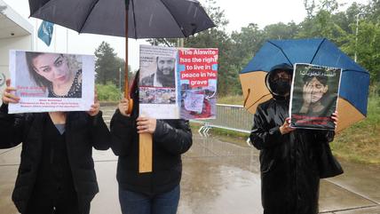 Menschen demonstrieren vor dem Internationalen Strafgerichtshof in Den Haag und halten Bilder von in Syrien entführten alawitischen Frauen hoch, 24. Mai 2025. (Foto: picture alliance / Sipa USA / E. Gestri)