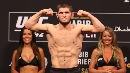 MMA-Sportler Khabib Nurmagomedov zeigt seine Muskeln
