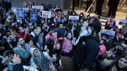 حاصر نشطاء مؤيدون لفلسطين مبنى أكسل شبرينغر في برلين، 14 فبراير/شباط 2024، متهمين وسائل الإعلام الألمانية بالتحيز لإسرائيل في تغطيتها لأحداث غزة. (Photo: Picture Alliance / ZUMAPRESS.com | Michael Kuenne)
