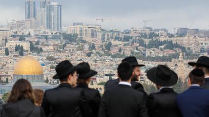 Gebet in Jerusalem mit Blick auf die Stadt. (Foto: picture alliance / Anadolu | G. Samad) Jüdische Siedler beten auf den Dächern von Gebäuden in der Altstadt von Jerusalem mit Blick auf die Stadt. (Foto: picture alliance / Anadolu | G. Samad)
