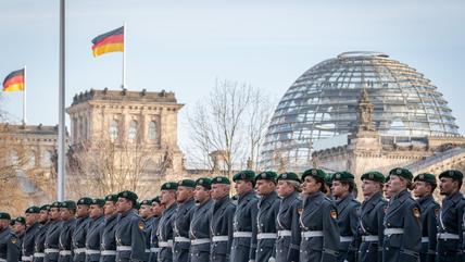 Bundeswehrtruppenaufstellung vor dem Deutschen Bundestag